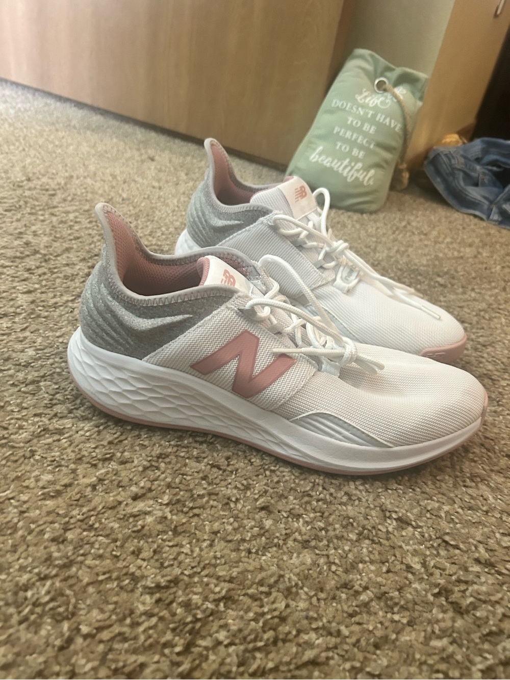 Sz 10: New Balance Women's White and Pink Cushioned Walking Sneakers